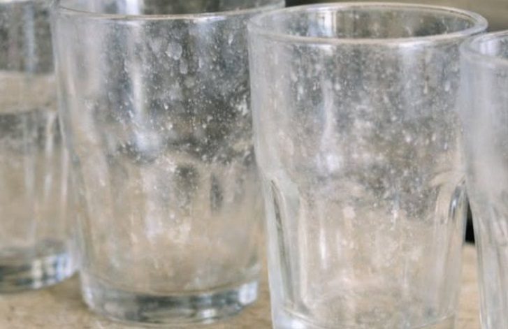My nana taught me this trick to get cloudy drinking glasses crystal clear with 0 effort. Here’s how it works