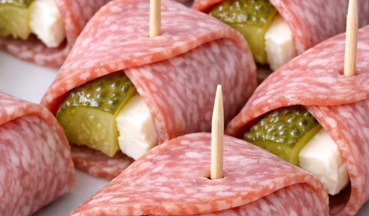 My aunt made this for every family cookout, requiring only 3 ingLow Carb 3-Ingredient Salami Pickle Bites – Ingredients 24 salami slices 8 dill pickle spears, cut into thirds lengthwise if needed 4 oz cream cheese, softenedels fancy but costs pennies to put together.
